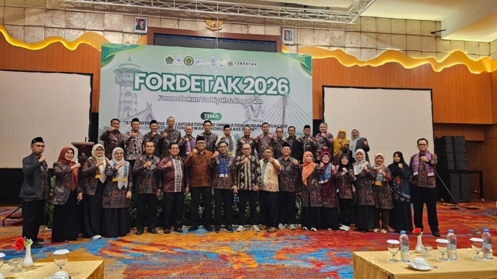 Dekan dan Wakil Dekan Fakultas Tarbiyah IAIN Sorong Hadiri Pertemuan Nasional FORDETAK DI Banjarmasin ,, Bahas Strategi Menarik Calon Guru Berkualitas